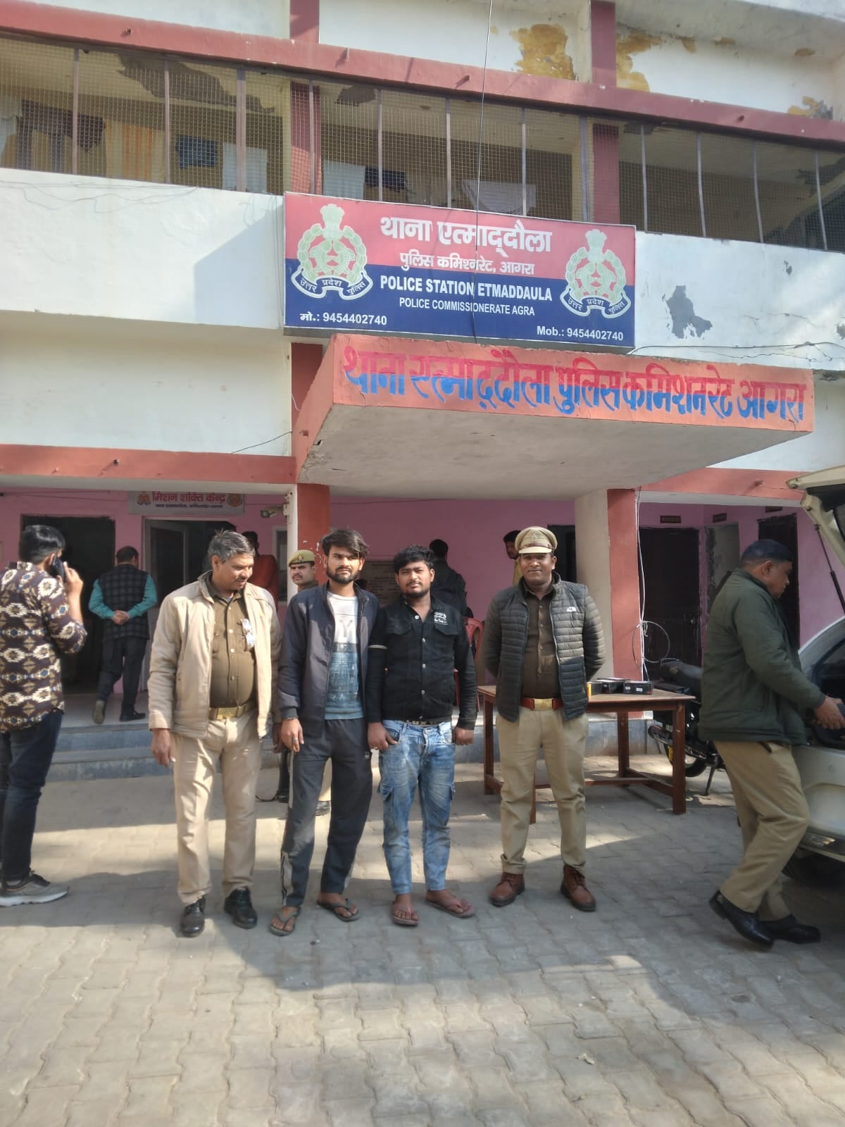पुलिस गिरफ्त में आरोपी और डंपर पुलिस गिरफ्त में आरोपी और डंपर