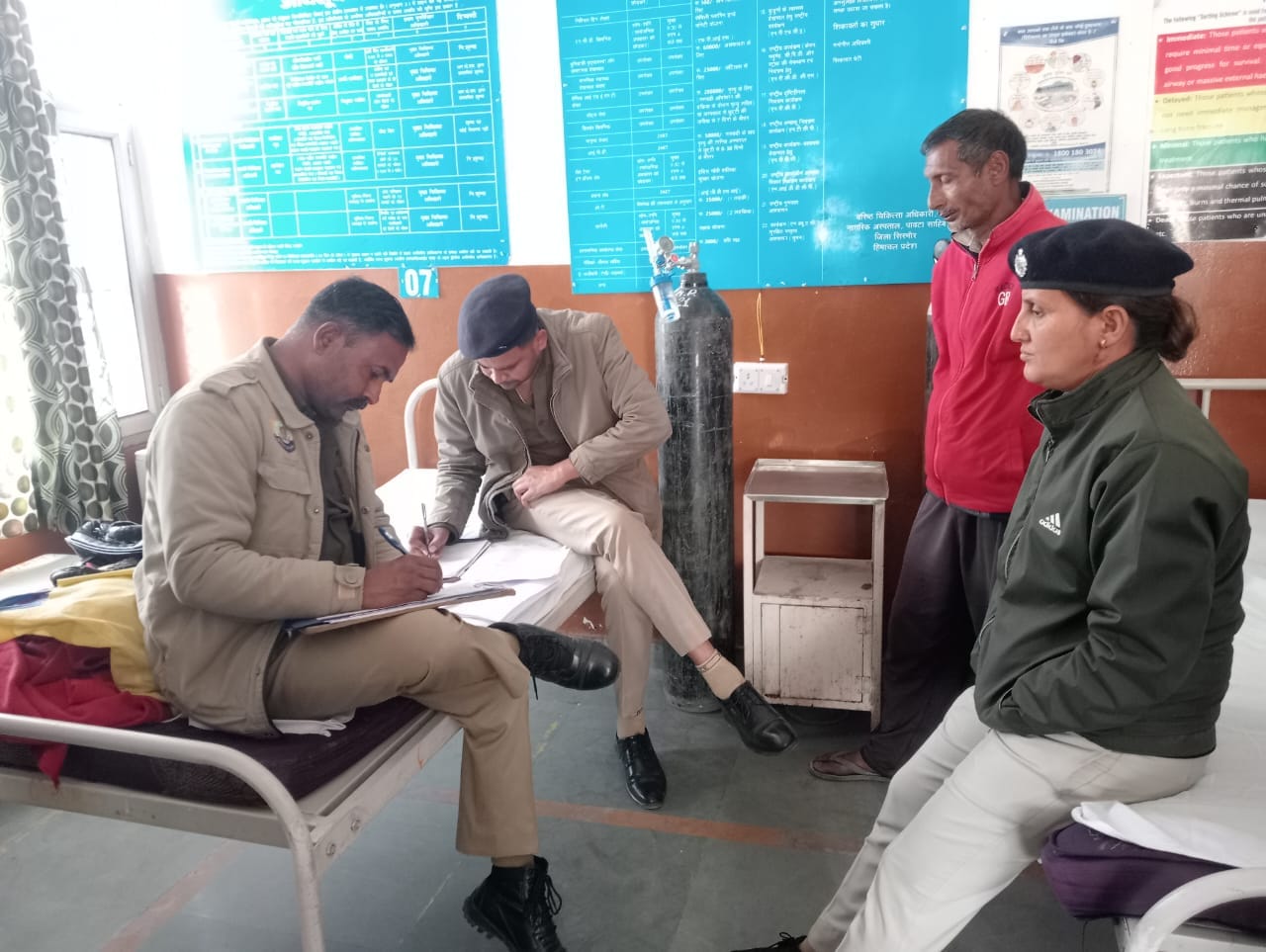 पांवटा साहिब में सड़क हादसे में घायल महिला को मेडिकल कालेज के लिए ले जाते परिजन। संवाद