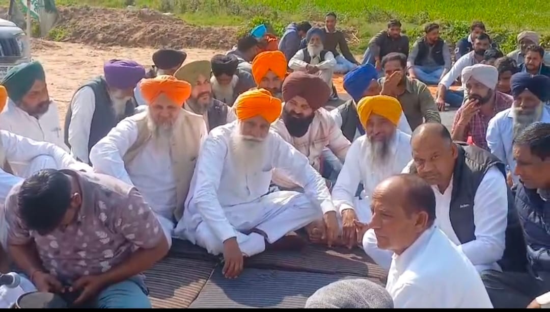 सपेहड़ा गांव में धरना देते भारतीय किसान यूनियन चढ़ूनी ग्रुप के किसान । किसान सपेहड़ा गांव में धरना देते भारतीय किसान यूनियन चढ़ूनी ग्रुप के किसान । किसान