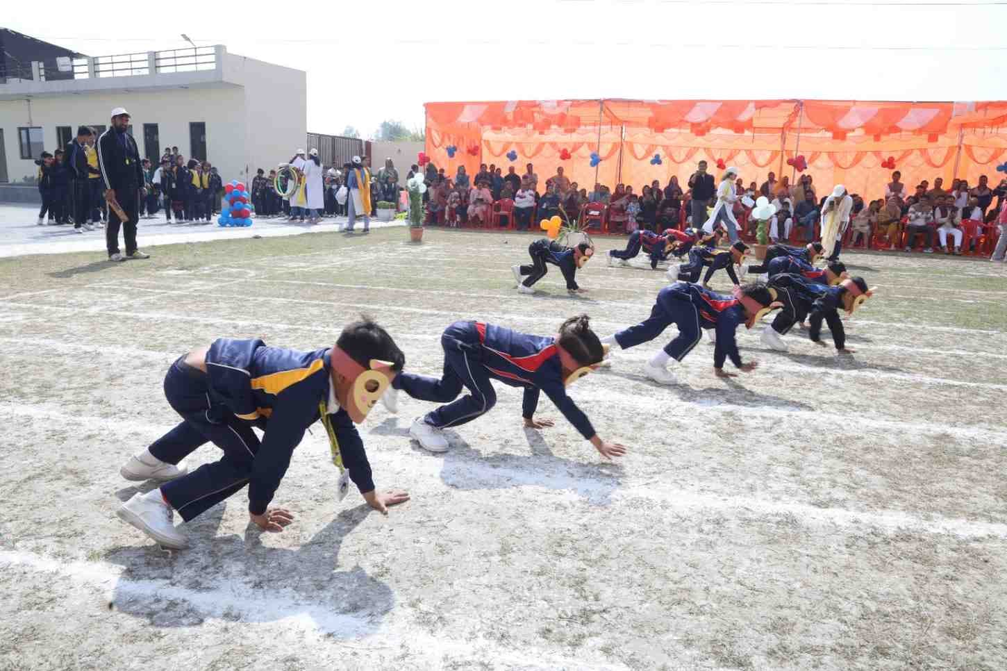 स्प्रिंग डेल्स की मेन विंग शाखा व गर्ल्स विंग शाखा में फन कार्निवाल में भाग लेने वाली छात्राएं 
