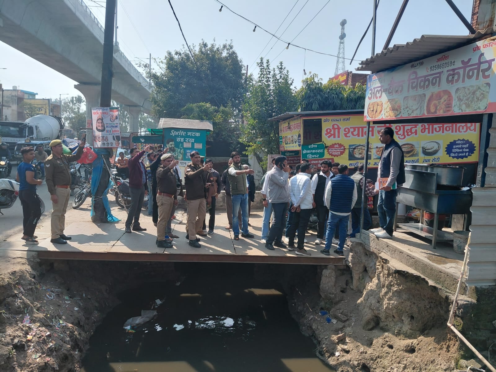 संदीप,,,, परतापुर के दिल्ली रोड पर मीट की दुकानों के विरोध में धरने पर बैठी महिलाएं