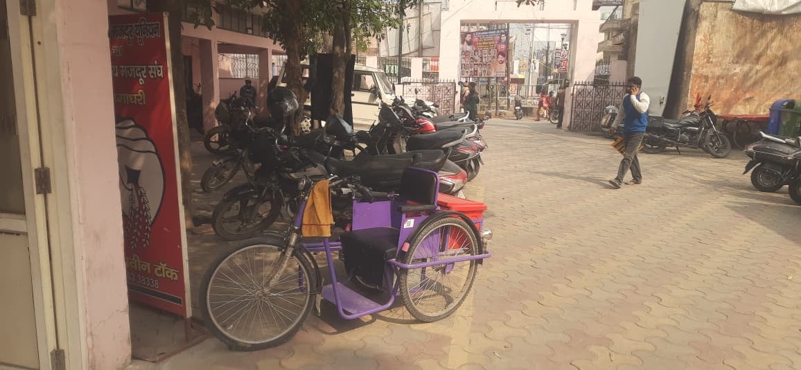 शौचालय में पसरी गंदगी। संवाद