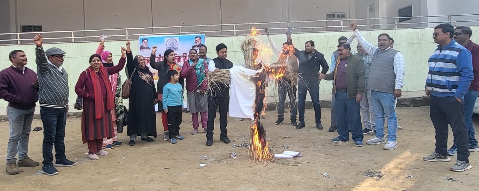 शाहजहांपुर में केंद्रीय मंत्री के बयान की प्रतियां जलाते शिक्षक। स्रोत: स्वयं शाहजहांपुर में केंद्रीय मंत्री के बयान की प्रतियां जलाते शिक्षक। स्रोत: स्वयं