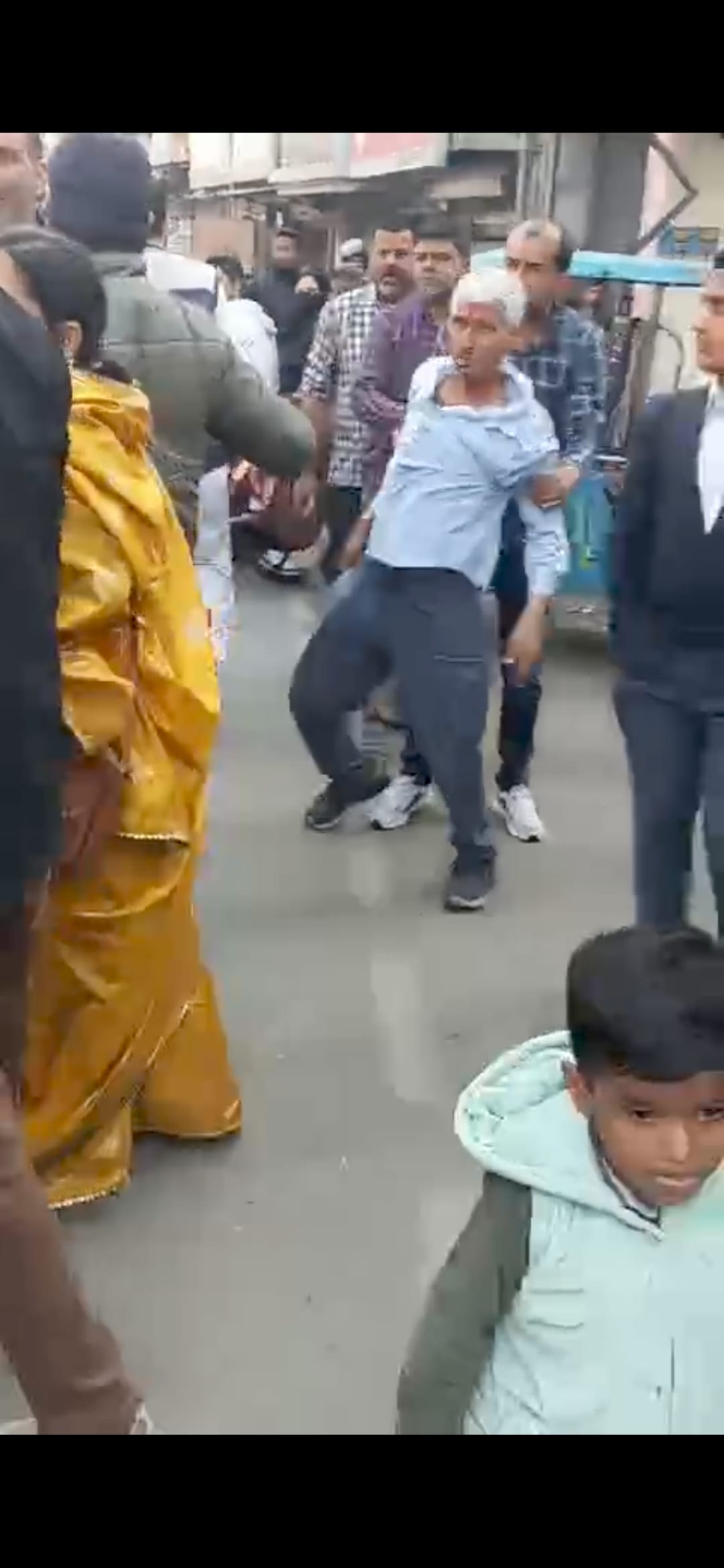 शामली के बुढ़ाना रोड पर शादी के बाद हंगामा करते दोनों पक्षों के लोग। वीडियोग्रैब