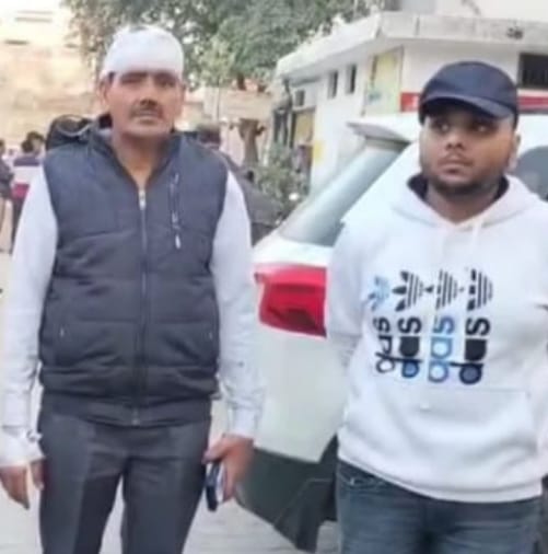 शामली के बुढ़ाना रोड पर शादी के बाद हंगामा करते दोनों पक्षों के लोग। वीडियोग्रैब