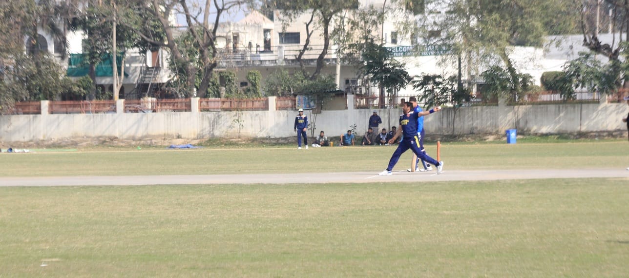 .टी 20 क्रिकेट प्रतियोगिता में शॉट खेलता दिल्ली पुलिस टीम का खिलाड़ी। संवाद