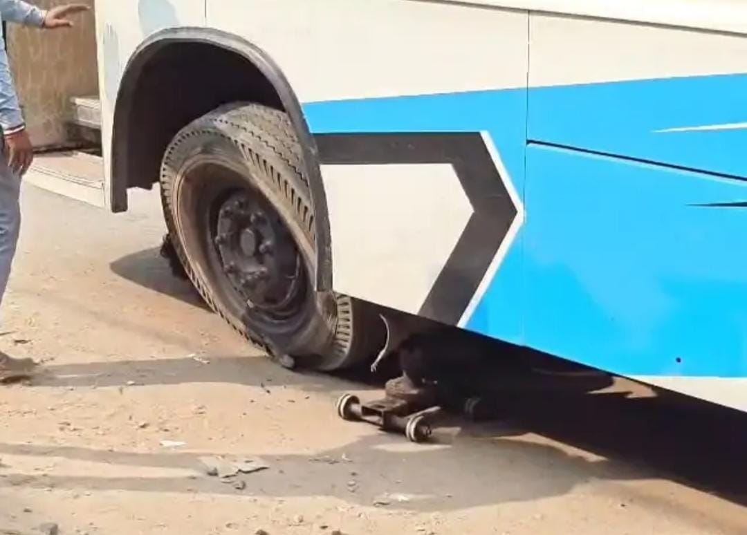 तेज रफ्तार बस का फटा टायर 60 यात्रियों की बची जान