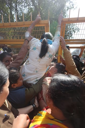 यूजीसी के समर्थन में प्रदर्शन, विधायक पल्लवी पटेल हिरासत में। यूजीसी के समर्थन में प्रदर्शन, विधायक पल्लवी पटेल हिरासत में।