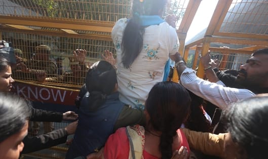 यूजीसी के समर्थन में प्रदर्शन, विधायक पल्लवी पटेल हिरासत में। यूजीसी के समर्थन में प्रदर्शन, विधायक पल्लवी पटेल हिरासत में।