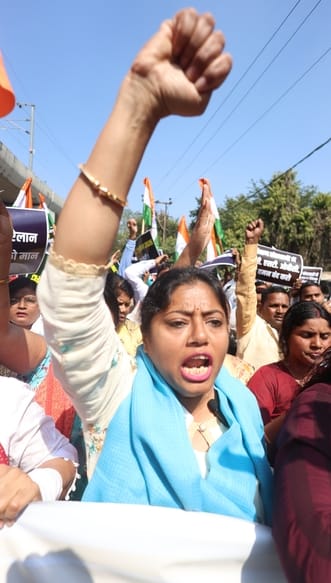 यूजीसी के समर्थन में प्रदर्शन, विधायक पल्लवी पटेल हिरासत में। यूजीसी के समर्थन में प्रदर्शन, विधायक पल्लवी पटेल हिरासत में।