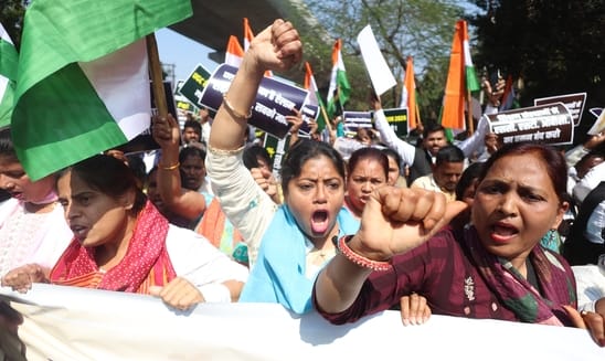 यूजीसी के समर्थन में प्रदर्शन, विधायक पल्लवी पटेल हिरासत में। यूजीसी के समर्थन में प्रदर्शन, विधायक पल्लवी पटेल हिरासत में।