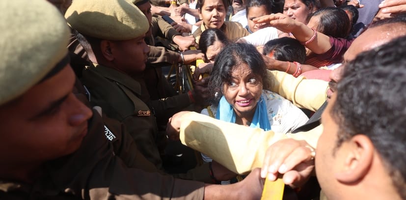 यूजीसी के समर्थन में प्रदर्शन, विधायक पल्लवी पटेल हिरासत में। यूजीसी के समर्थन में प्रदर्शन, विधायक पल्लवी पटेल हिरासत में।