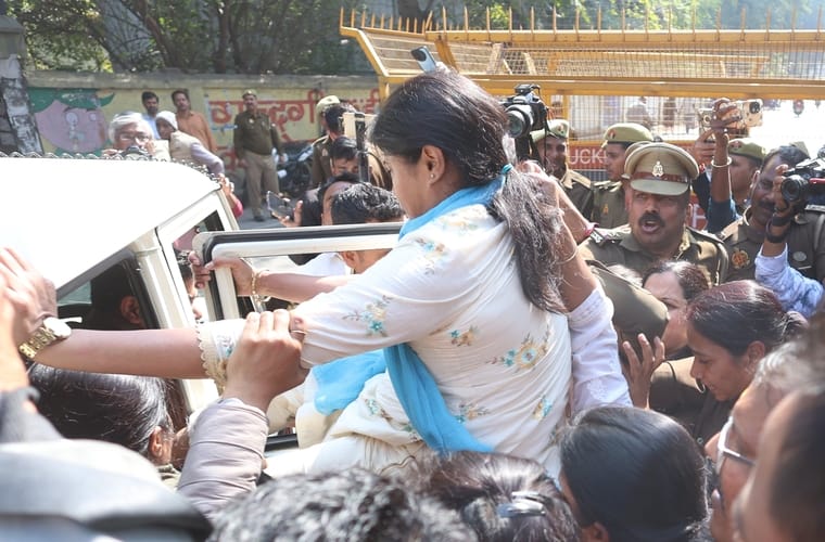 यूजीसी के समर्थन में प्रदर्शन, विधायक पल्लवी पटेल हिरासत में। यूजीसी के समर्थन में प्रदर्शन, विधायक पल्लवी पटेल हिरासत में।