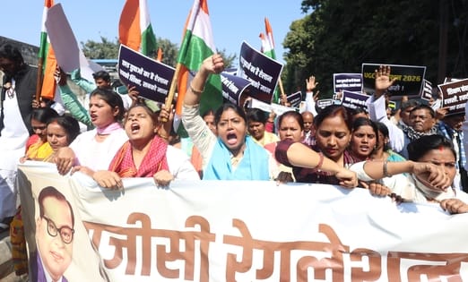 यूजीसी के समर्थन में प्रदर्शन, विधायक पल्लवी पटेल हिरासत में। यूजीसी के समर्थन में प्रदर्शन, विधायक पल्लवी पटेल हिरासत में।