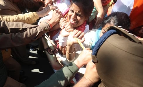 यूजीसी के समर्थन में प्रदर्शन, विधायक पल्लवी पटेल हिरासत में। यूजीसी के समर्थन में प्रदर्शन, विधायक पल्लवी पटेल हिरासत में।