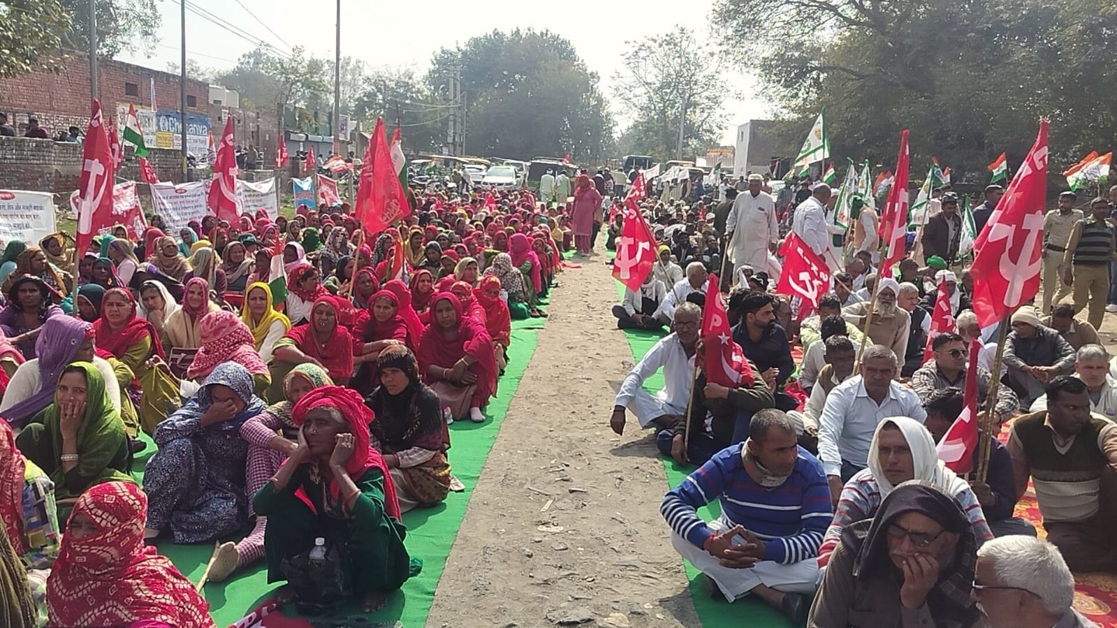 12जेएनडी17: गोहाना रोड पर विरोध प्रदर्शन करते हुए विभिन्न संगठनों के सदस्य। संवाद
