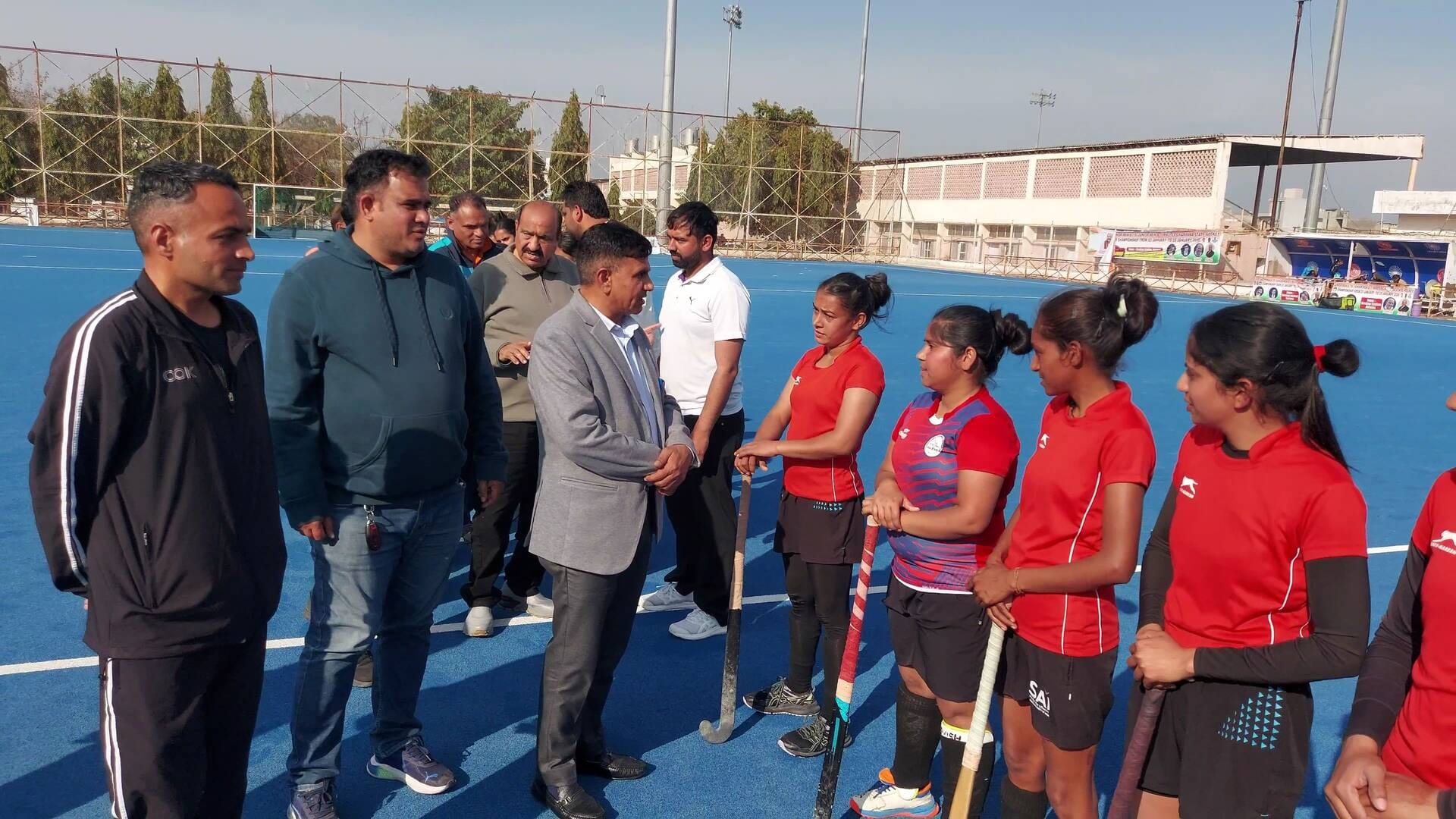 12जेएनडी39: मैदान में दमखम दिखाते हुए खिलाड़ी। संवाद 12जेएनडी39: मैदान में दमखम दिखाते हुए खिलाड़ी। संवाद