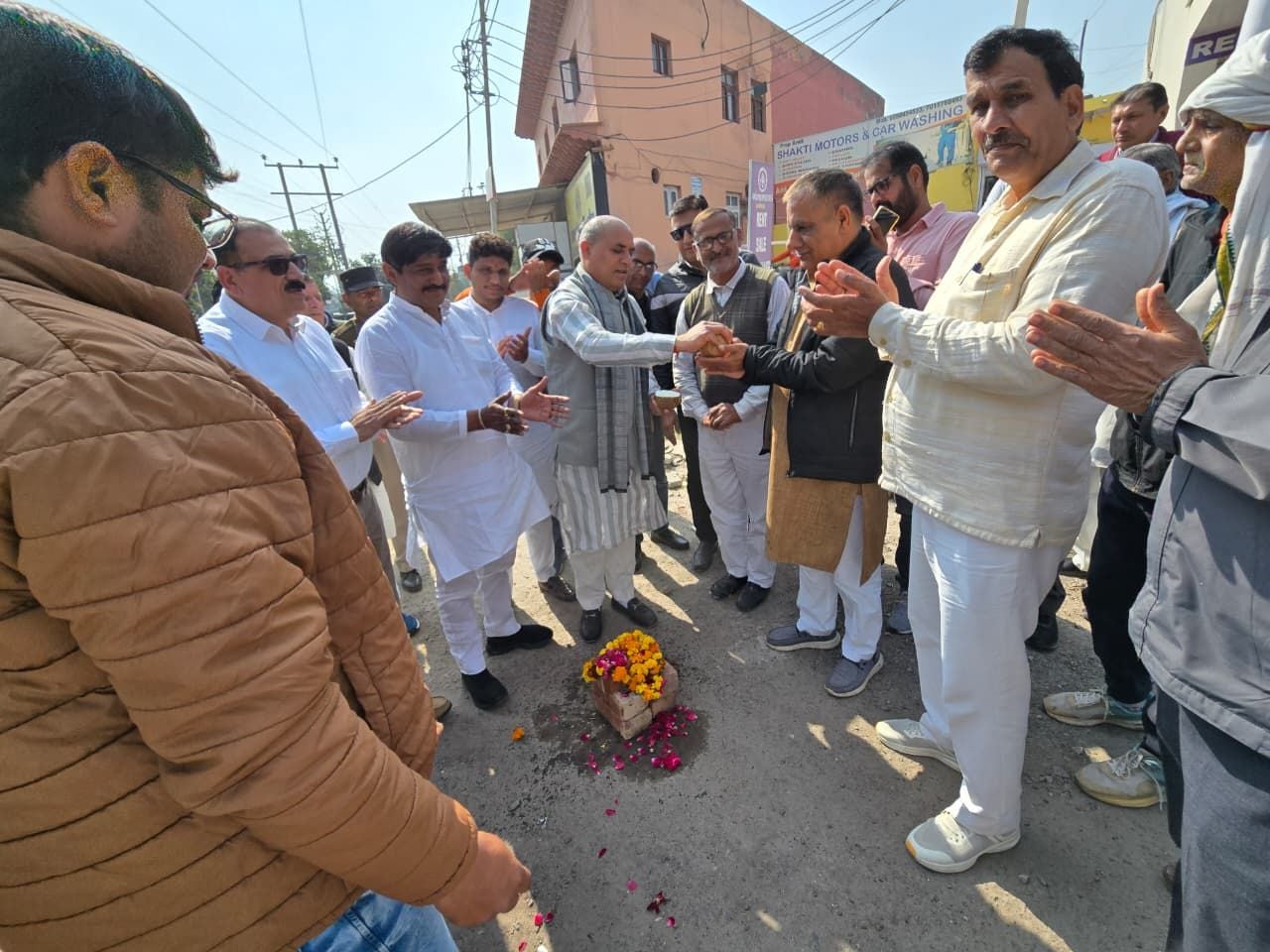 22-सेक्टरों में नारियल फोड़कर सड़कों के निर्माण का शुभारंभ करते हुए मेयर रामअवतार वाल्मीकि, वार
