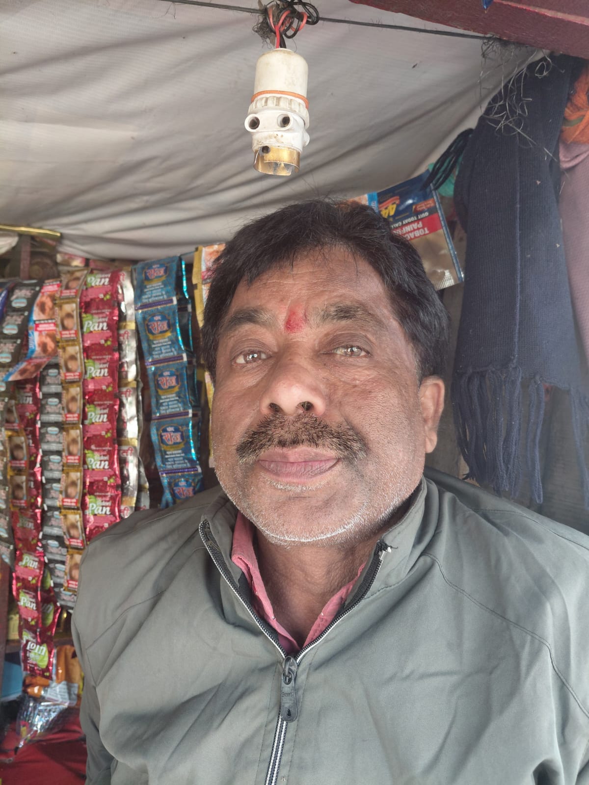 असम चौराहे को जोड़ने वाले ट्रांसपोर्ट मार्ग पर पड़े पत्थर। संवाद असम चौराहे को जोड़ने वाले ट्रांसपोर्ट मार्ग पर पड़े पत्थर। संवाद