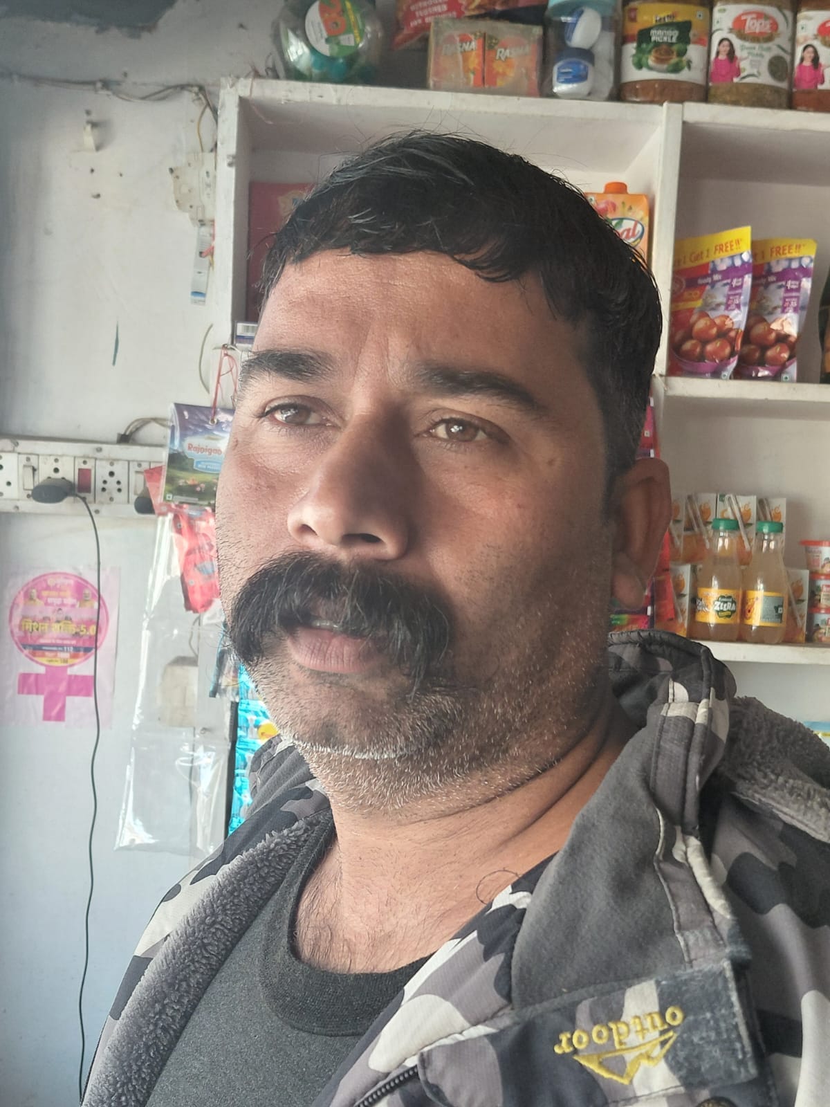 असम चौराहे को जोड़ने वाले ट्रांसपोर्ट मार्ग पर पड़े पत्थर। संवाद असम चौराहे को जोड़ने वाले ट्रांसपोर्ट मार्ग पर पड़े पत्थर। संवाद
