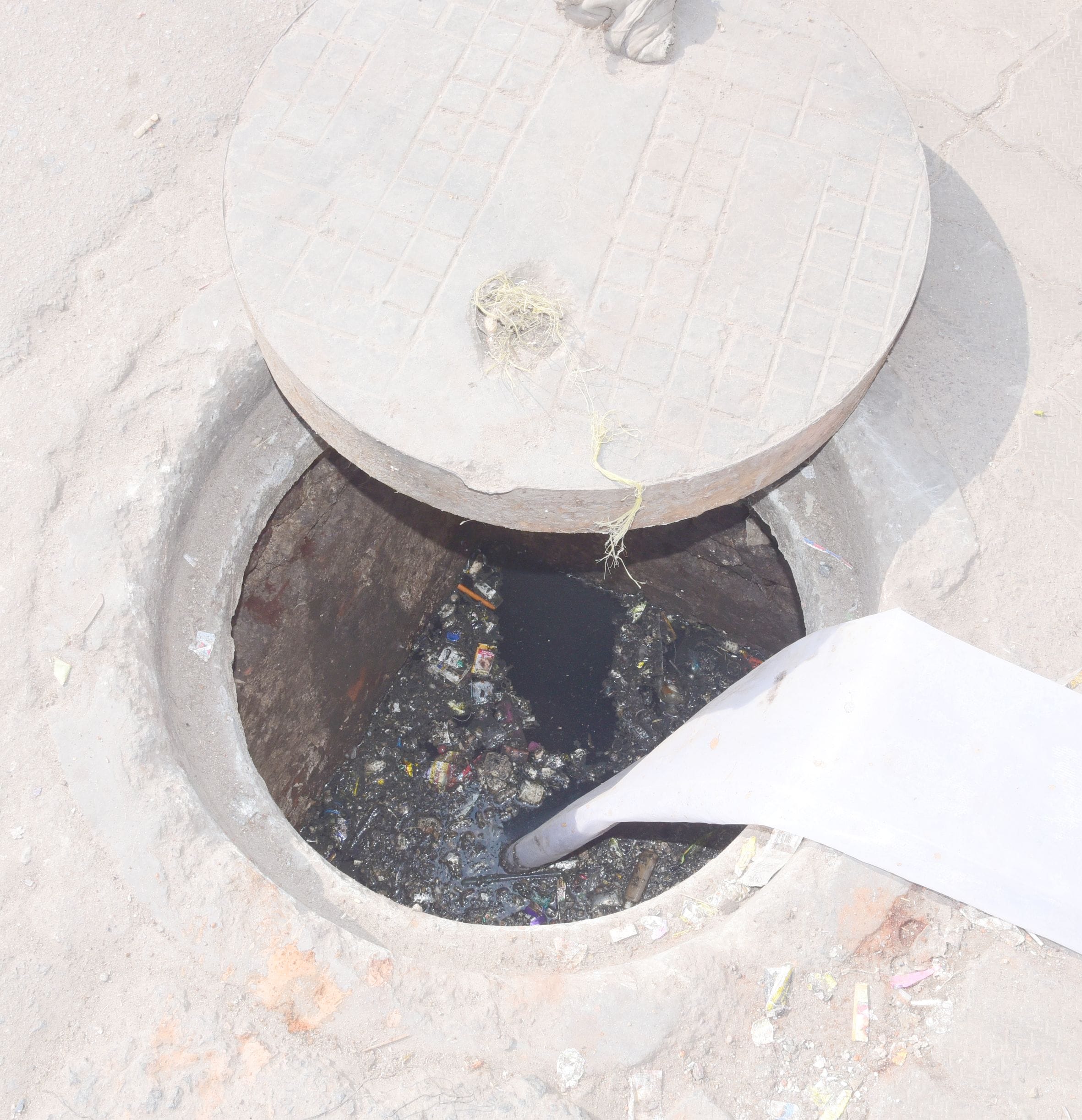 भवानीगंज वार्ड के भदेवा शाह्विक मोहल्ला में भरा सीवर का पानी। भवानीगंज वार्ड के भदेवा शाह्विक मोहल्ला में भरा सीवर का पानी।
