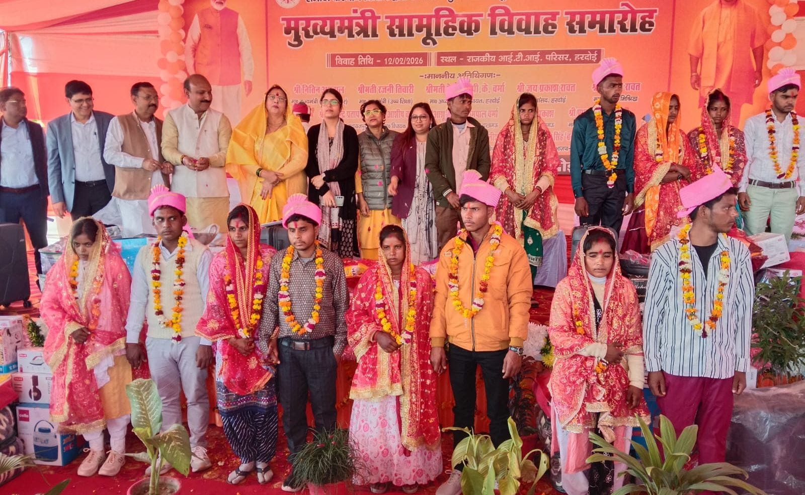 फोटो-17- सामूहिक विवाह समारोह में एक दूसरे को वरमाला पहनाते वर वधू। संवाद