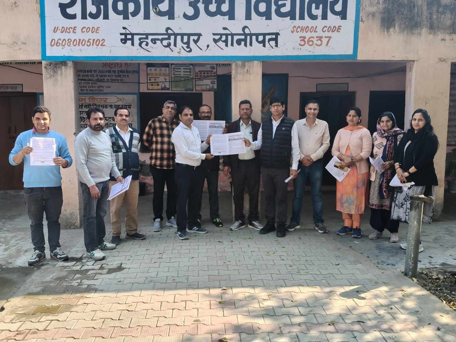 फोटो : सोनीपत के गांव मेहंदीपुर स्थित राजकीय उच्च विद्यालय में शिक्षकों से संपर्क करते हरियाण फोटो : सोनीपत के गांव मेहंदीपुर स्थित राजकीय उच्च विद्यालय में शिक्षकों से संपर्क करते हरियाण