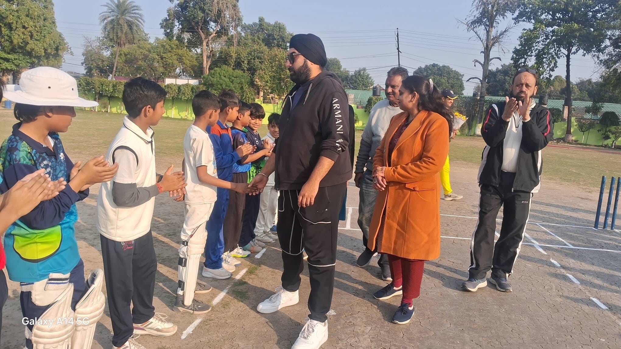 गुरु तेग बहादुर क्रिकेट एकेडमी में मैच से पूर्व खिलाड़ियों से परिचय प्राप्त करते अतिथि गुरु तेग बहादुर क्रिकेट एकेडमी में मैच से पूर्व खिलाड़ियों से परिचय प्राप्त करते अतिथि