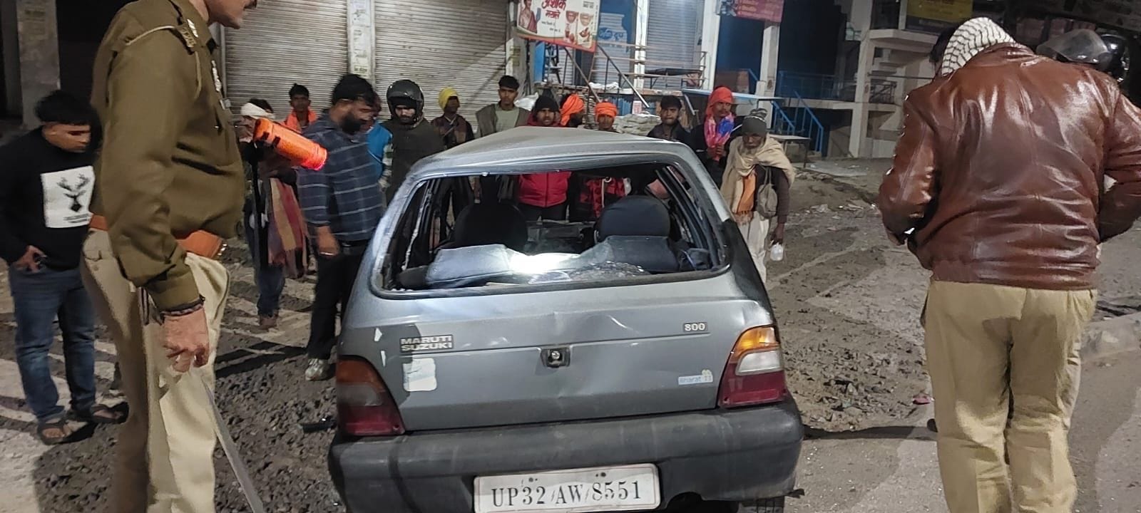घटना के बाद सड़क पर पड़ा कावंड़ व मौजूद कार।