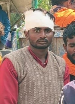 घटना के बाद सड़क पर पड़ा कावंड़ व मौजूद कार।