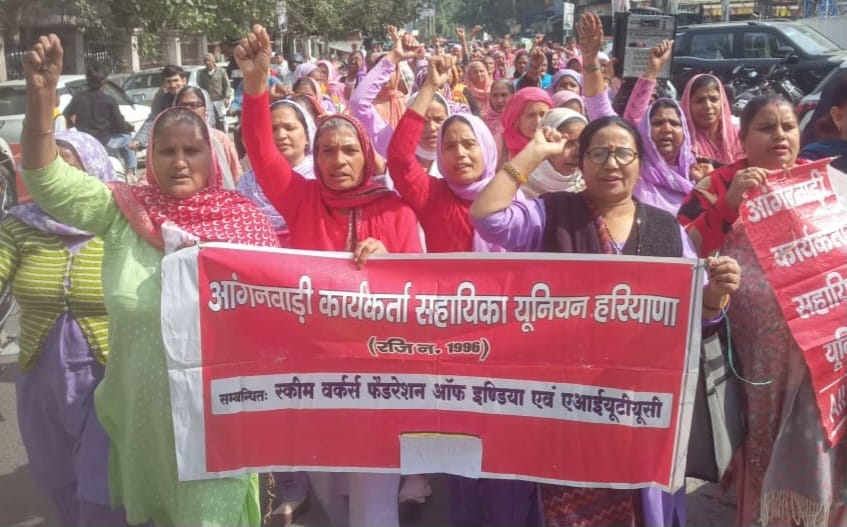 हड़ताल के दौरान प्रदर्शन करते रोडवेज कर्मचारी। संवाद