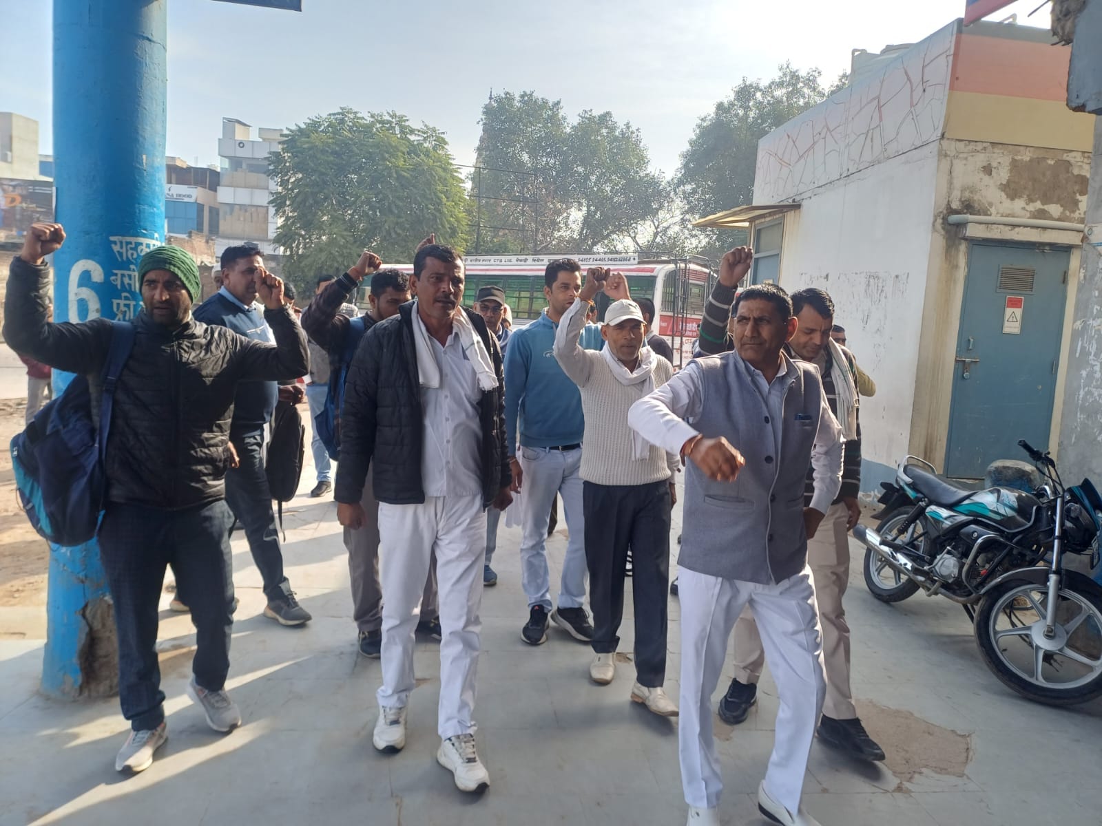 हड़ताल के दौरान प्रदर्शन करते रोडवेज कर्मचारी। संवाद