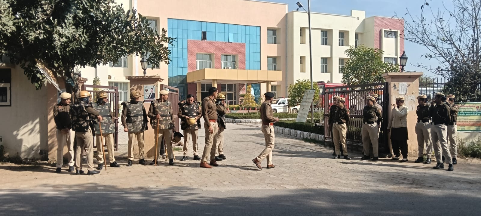 हड़ताल के दौरान प्रदर्शन करते रोडवेज कर्मचारी। संवाद