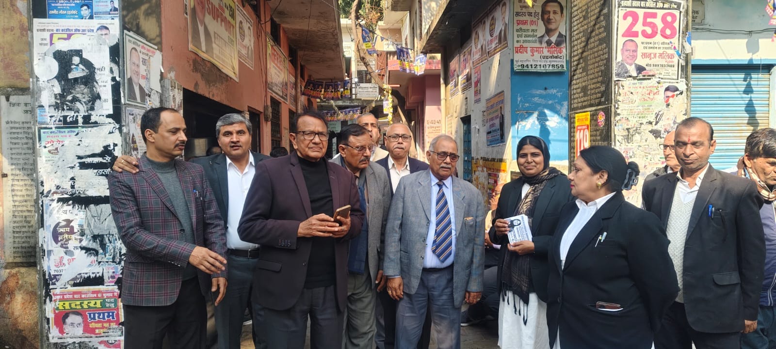 जिला बार संघ के चुनाव के लिए अधिवक्ताओं से संपर्क करते एडवोकेट अंजुम खान एवं अन्य : संवाद जिला बार संघ के चुनाव के लिए अधिवक्ताओं से संपर्क करते एडवोकेट अंजुम खान एवं अन्य : संवाद