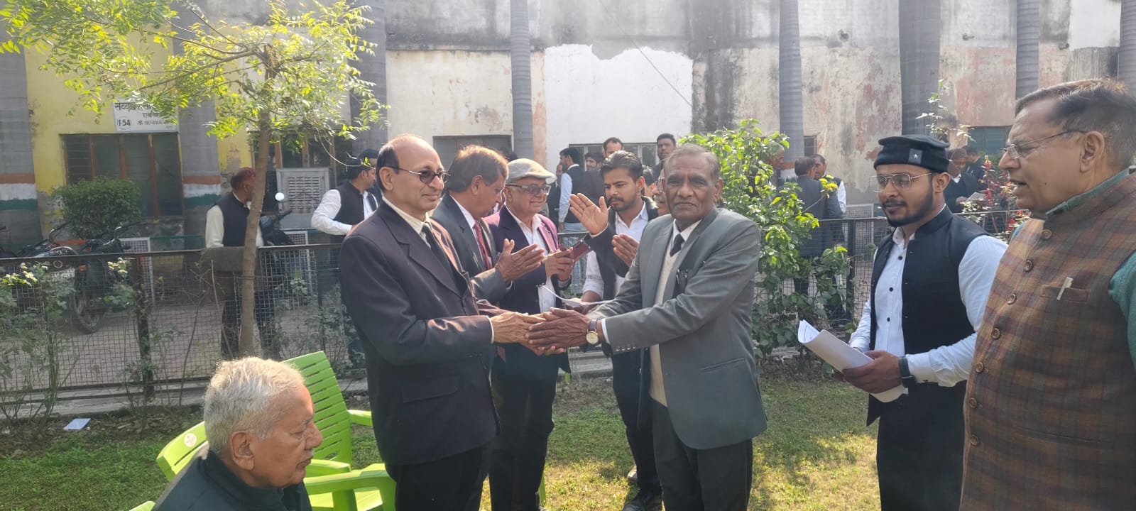 जिला बार संघ के चुनाव के लिए अधिवक्ताओं से संपर्क करते एडवोकेट अंजुम खान एवं अन्य : संवाद जिला बार संघ के चुनाव के लिए अधिवक्ताओं से संपर्क करते एडवोकेट अंजुम खान एवं अन्य : संवाद