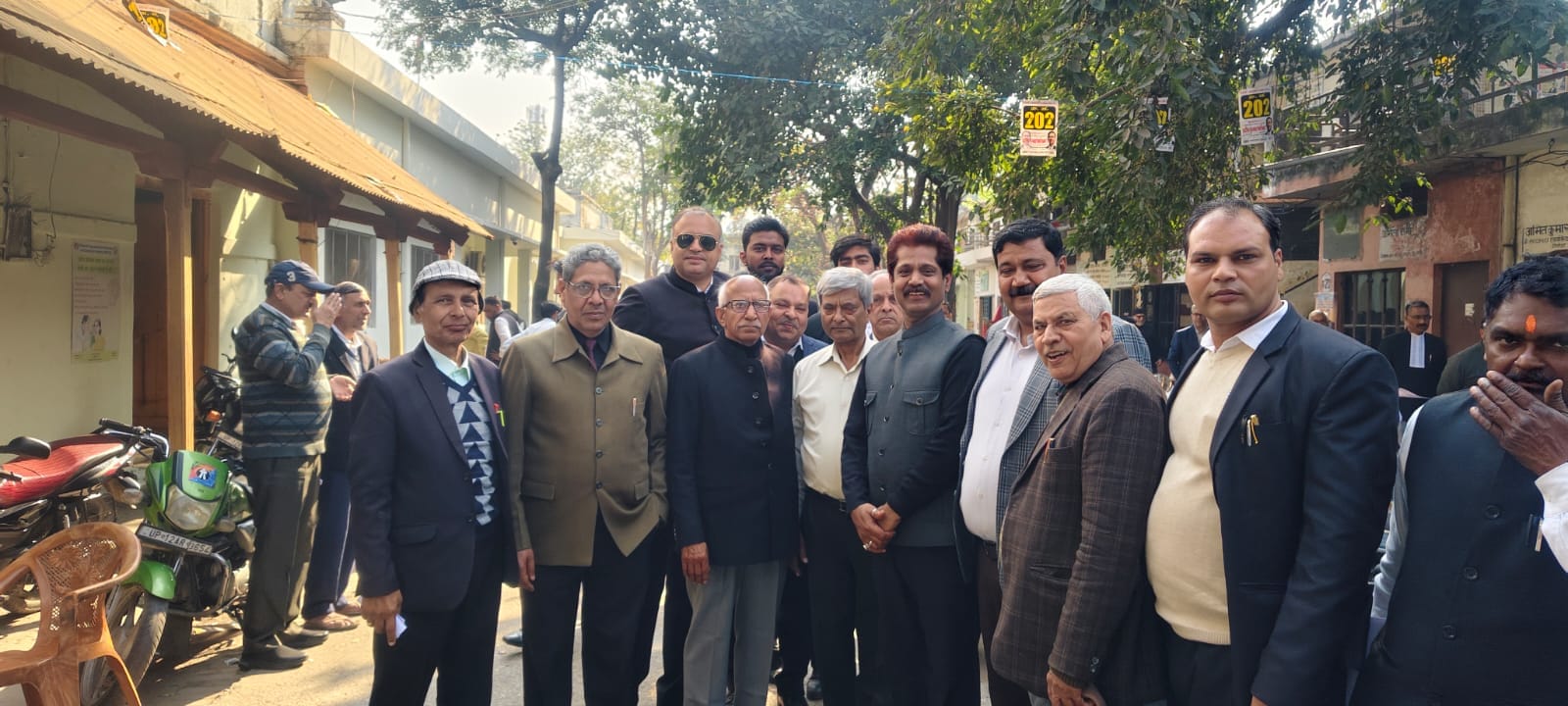 जिला बार संघ के चुनाव के लिए अधिवक्ताओं से संपर्क करते एडवोकेट अंजुम खान एवं अन्य : संवाद जिला बार संघ के चुनाव के लिए अधिवक्ताओं से संपर्क करते एडवोकेट अंजुम खान एवं अन्य : संवाद