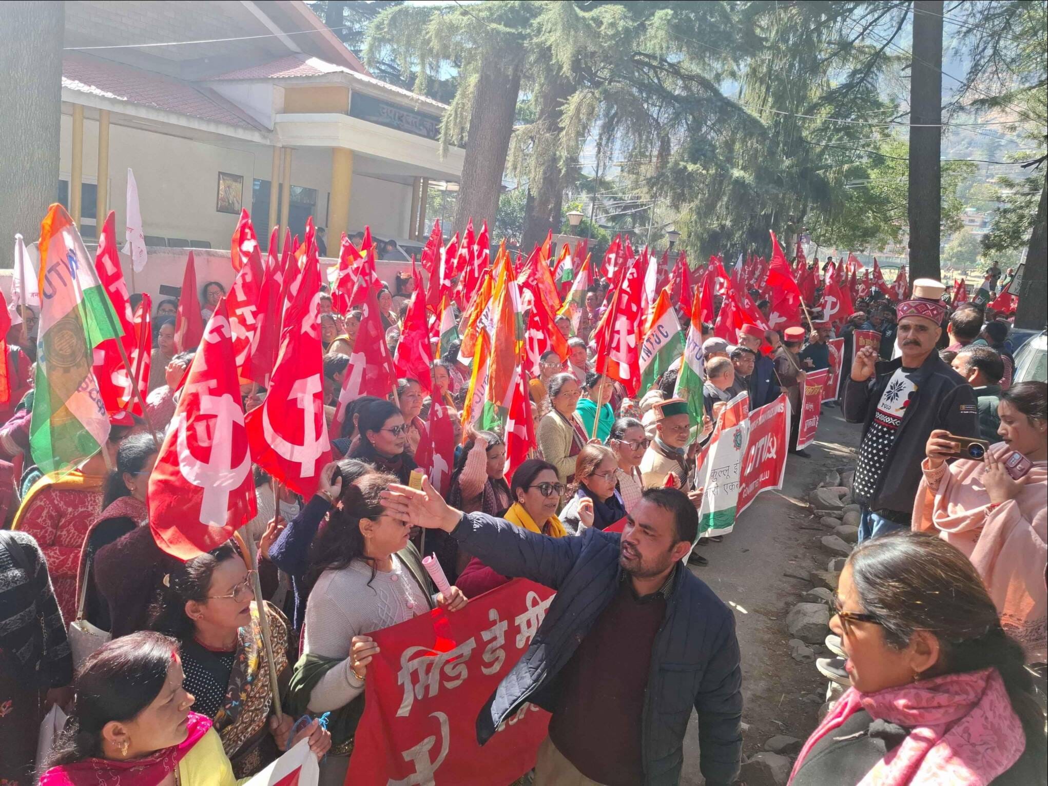 कुल्लू में देशव्यापी हड़ताल के समर्थन में सड़काे पर उतरकर प्रदर्शन करते कार्यकर्ता।-संवाद कुल्लू में देशव्यापी हड़ताल के समर्थन में सड़काे पर उतरकर प्रदर्शन करते कार्यकर्ता।-संवाद