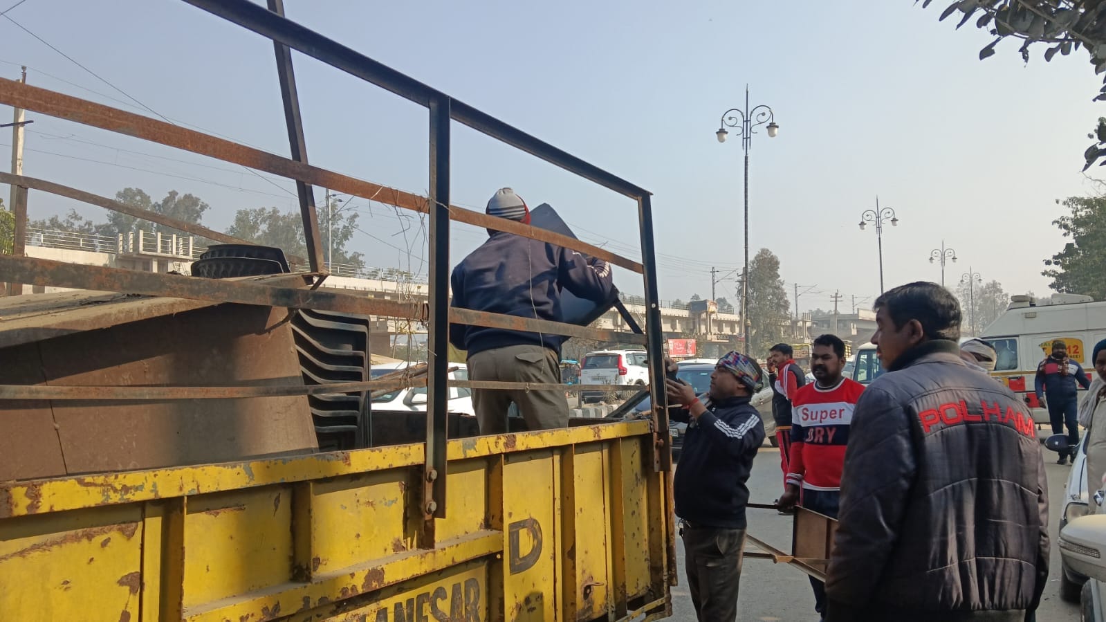 कुरुक्षेत्र। अतिक्रमण हटाओ अभियान के तहत सड़क पर रखे दुकानदारों के सामान को जब्त करते नप टीम। कुरुक्षेत्र। अतिक्रमण हटाओ अभियान के तहत सड़क पर रखे दुकानदारों के सामान को जब्त करते नप टीम।