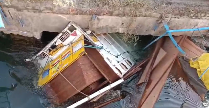 कुरुक्षेत्र। नहर में गिरे पिकअप को निकालते हुए। संवाद कुरुक्षेत्र। नहर में गिरे पिकअप को निकालते हुए। संवाद