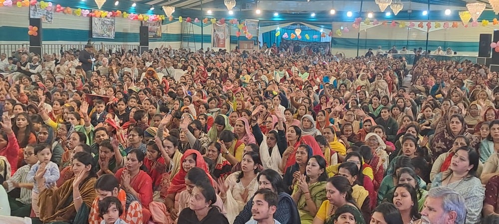 कथा करती कथावाचिका देवी चित्रलेखा। संवाद