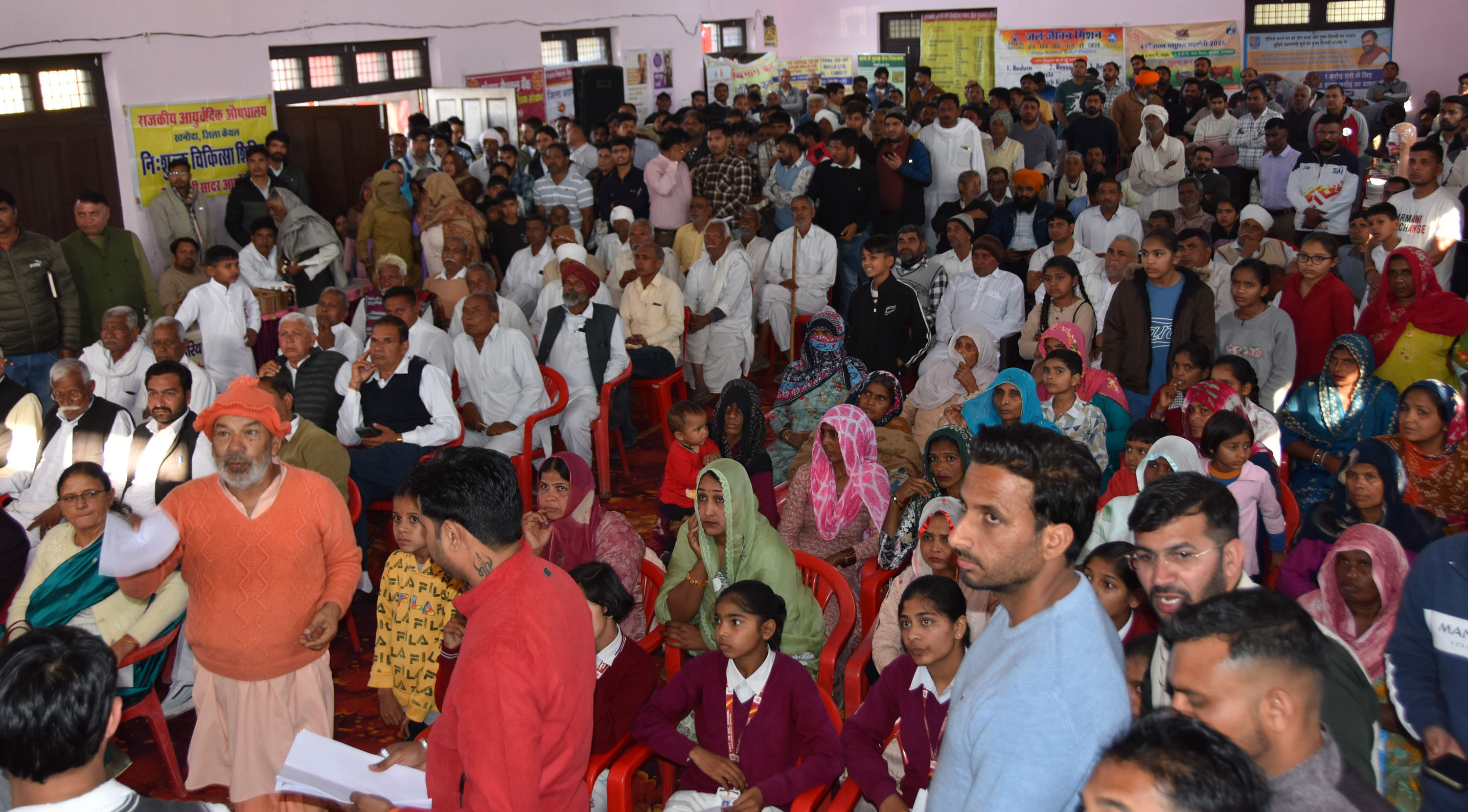 कठवाड़ गांव में रात्रि ठहराव के दौरान समस्या बताते लोग। कठवाड़ गांव में रात्रि ठहराव के दौरान समस्या बताते लोग।
