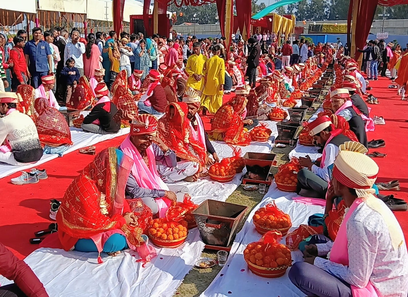 मुख्यमंत्री सामूहिक विवाह योजना में शादी से पहले बायोमैट्रिक जांच कराते जोडे। (मवाना) मुख्यमंत्री सामूहिक विवाह योजना में शादी से पहले बायोमैट्रिक जांच कराते जोडे। (मवाना)