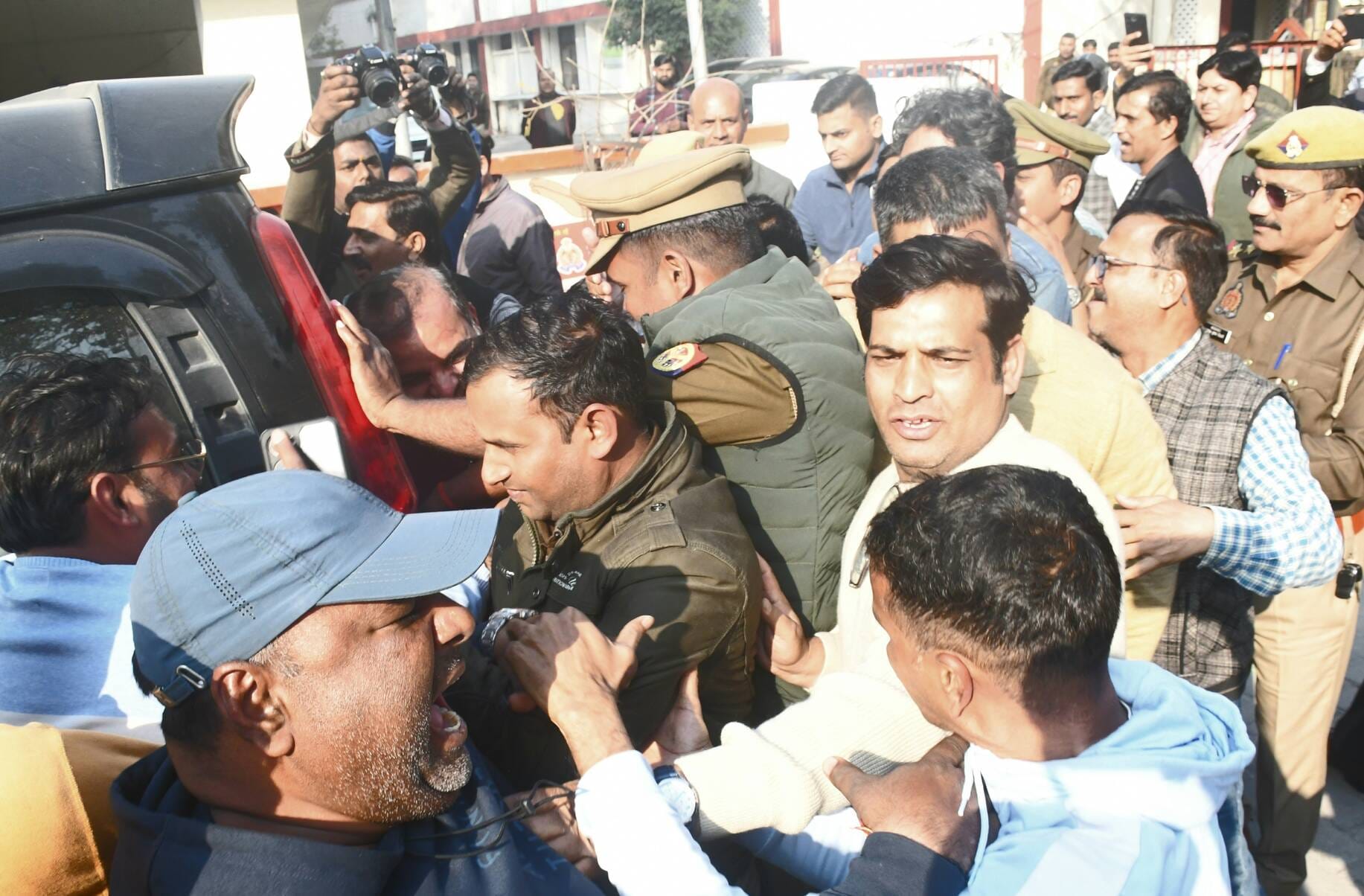 मेरठ..कंवलजीत..टीईटी प्रणाली के विरोध में कलेक्ट्रेट पर प्रदर्शन करते माध्यमिक शिक्षक संघ के शि