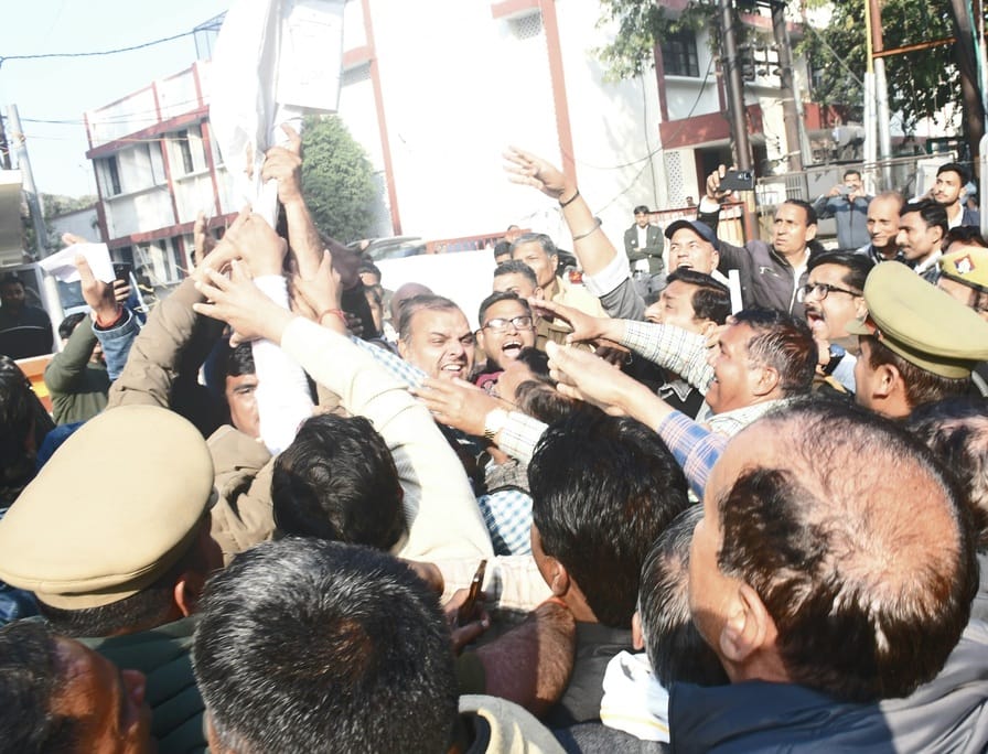 मेरठ..कंवलजीत..टीईटी प्रणाली के विरोध में कलेक्ट्रेट पर प्रदर्शन करते माध्यमिक शिक्षक संघ के शि