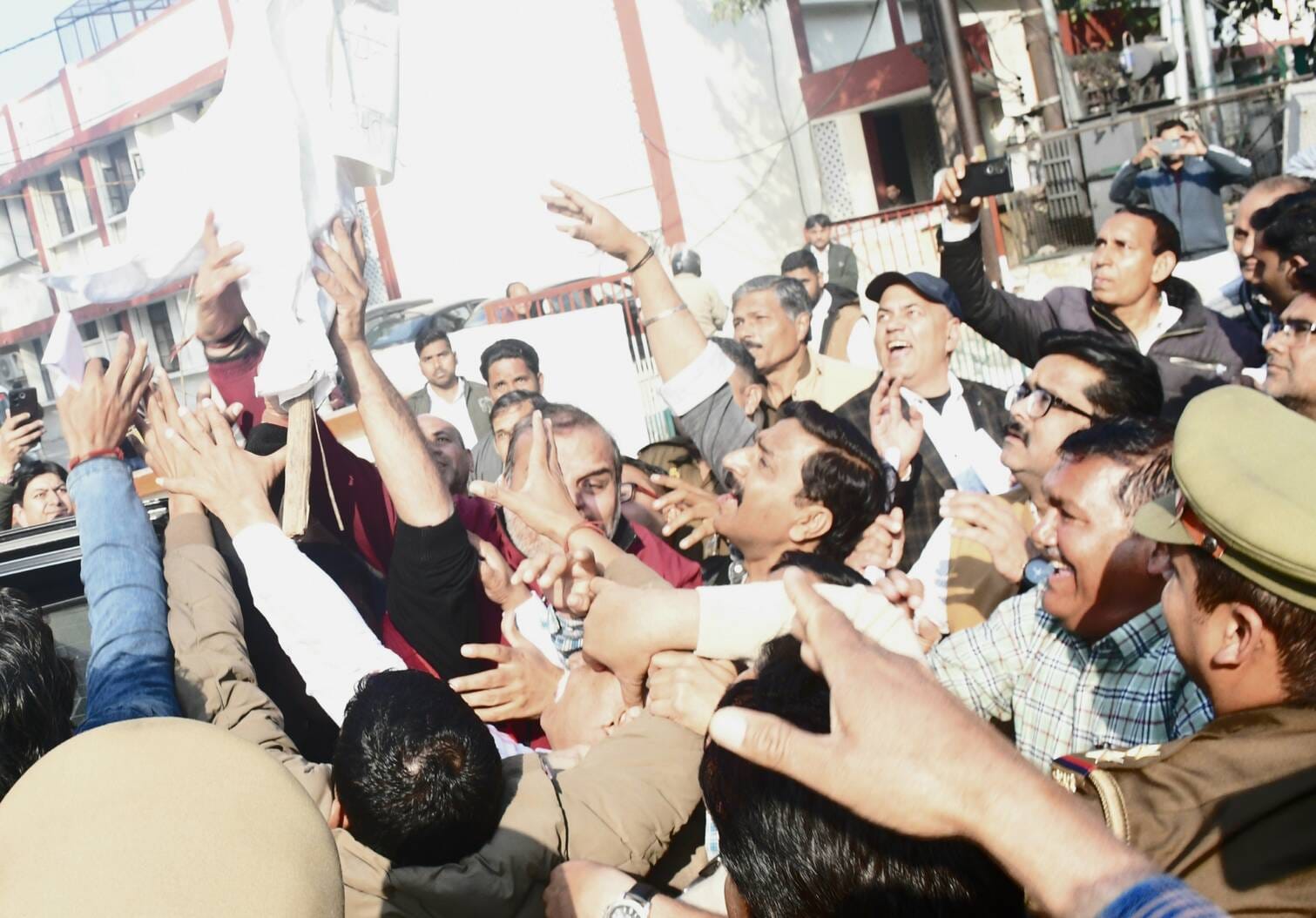मेरठ..कंवलजीत..टीईटी प्रणाली के विरोध में कलेक्ट्रेट पर प्रदर्शन करते माध्यमिक शिक्षक संघ के शि