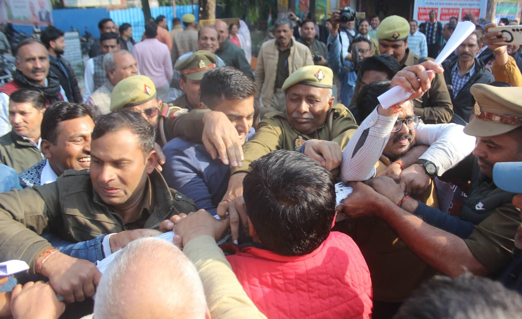 मेरठ..कंवलजीत..टीईटी प्रणाली के विरोध में कलेक्ट्रेट पर प्रदर्शन करते माध्यमिक शिक्षक संघ के शि
