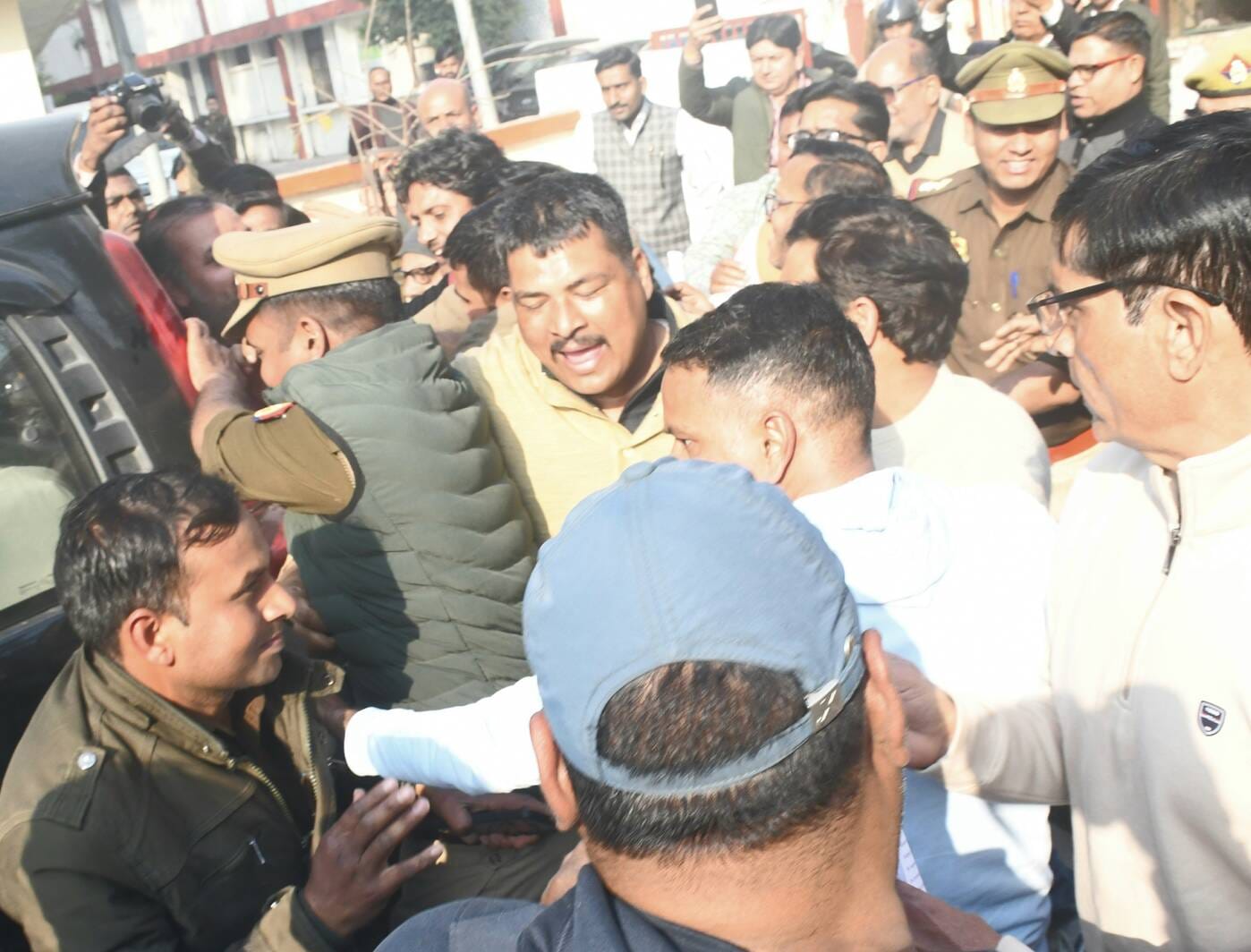 मेरठ..कंवलजीत..टीईटी प्रणाली के विरोध में कलेक्ट्रेट पर प्रदर्शन करते माध्यमिक शिक्षक संघ के शि