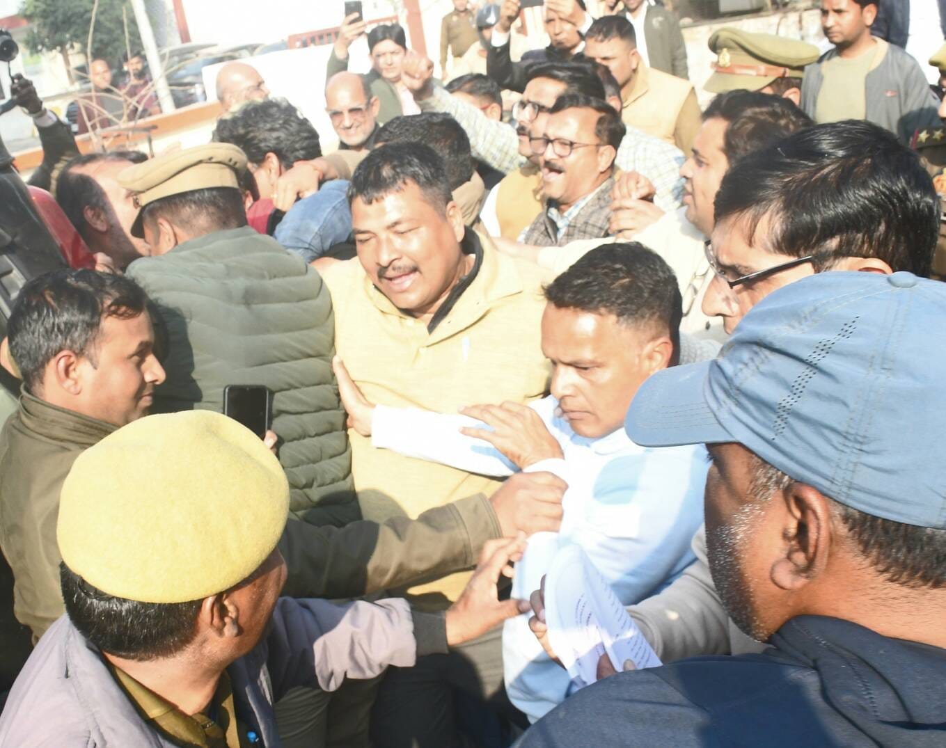 मेरठ..कंवलजीत..टीईटी प्रणाली के विरोध में कलेक्ट्रेट पर प्रदर्शन करते माध्यमिक शिक्षक संघ के शि