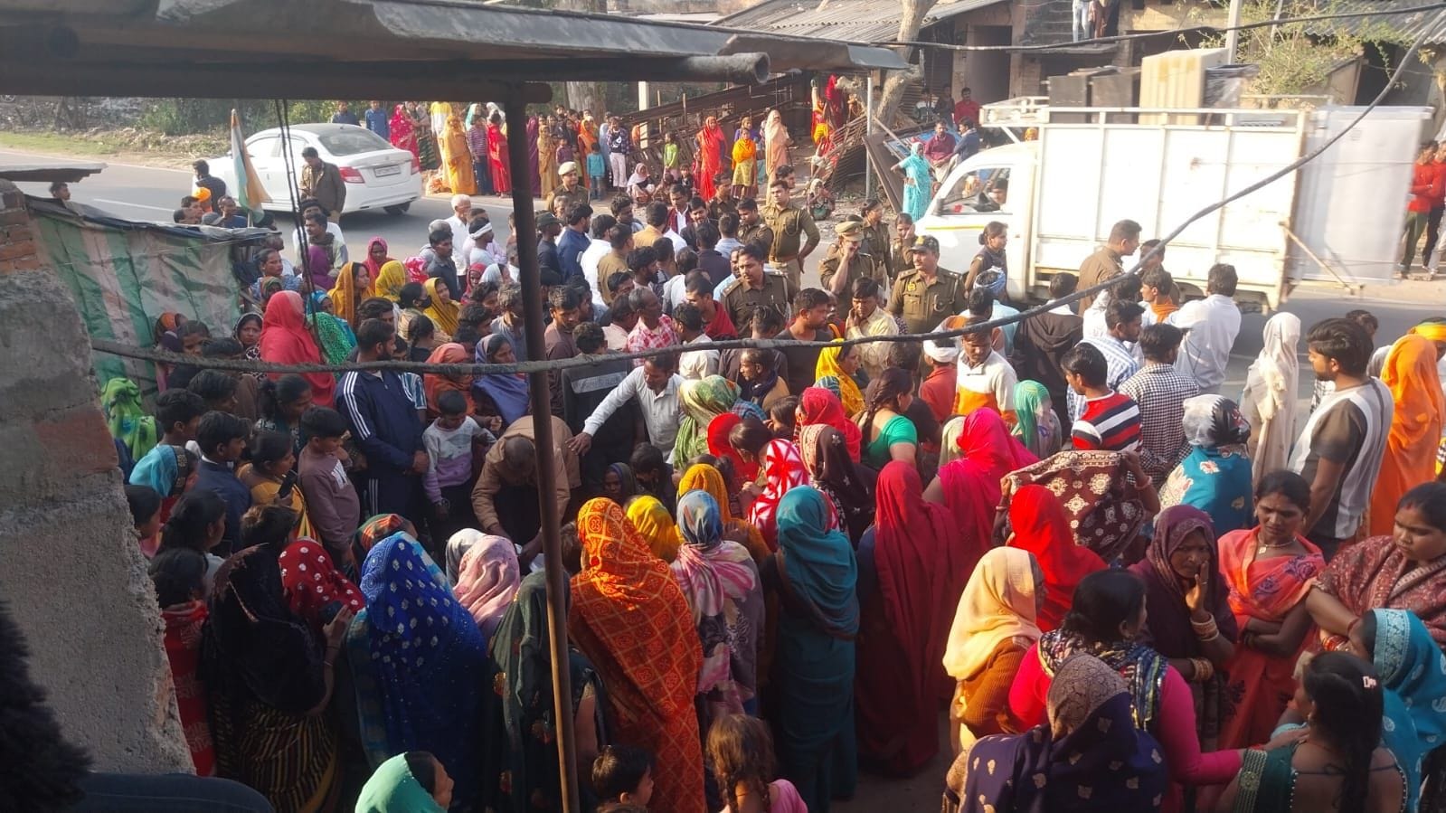 नवल खेड़ा गांव में किसान की मौत पर कार्रवाई की मांग करते हुए ग्रामीणों ने रोड जाम करने का प्रया