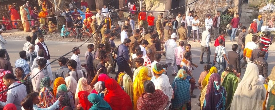 नवल खेड़ा गांव में किसान की मौत पर कार्रवाई की मांग करते हुए ग्रामीणों ने रोड जाम करने का प्रया